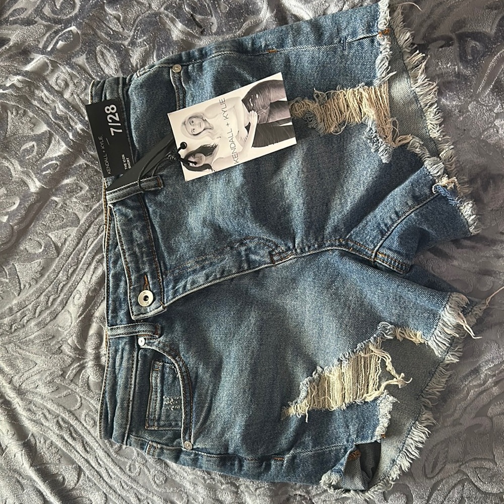 Kendall+Kylie denim shorts size 7🔥